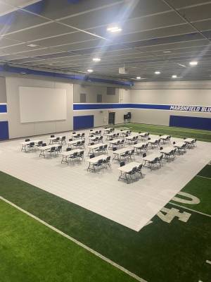 Pardoseală Modulară FastDeck 1.0 – Sistem Profesional pentru Protecția Gazonului și Evenimente pe Stadioane